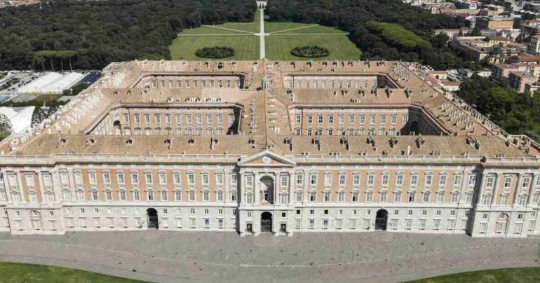 Caserta, rapina turista vicino alla Reggia: arrestatro 18enne
