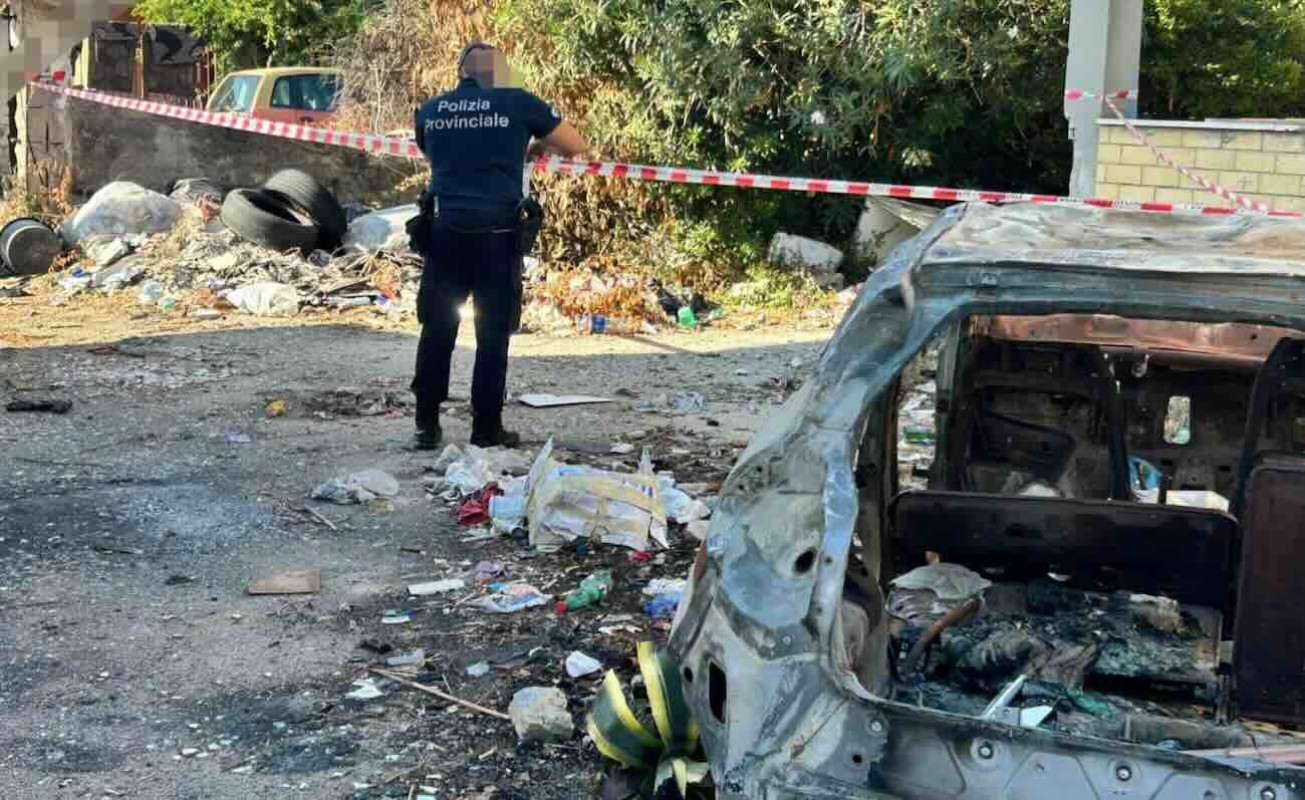La polizia provinciale durante il sequestro
