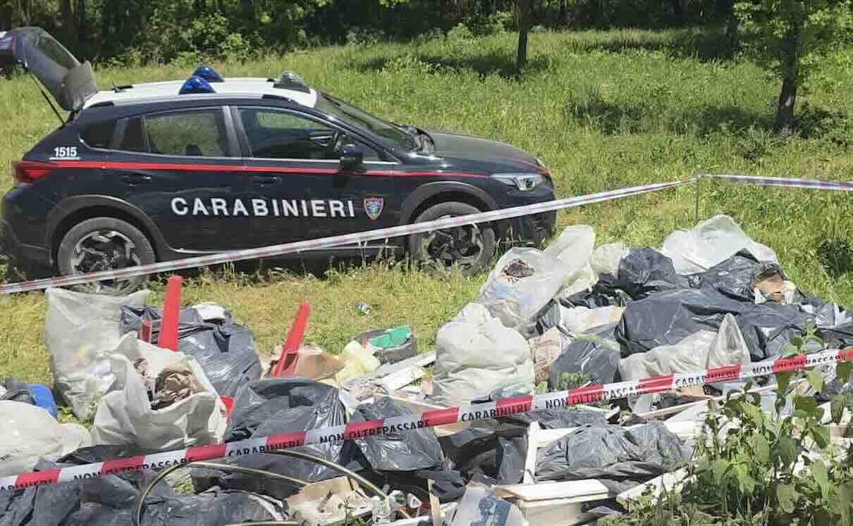 Casertavecchia: Illegal disposal of hazardous waste discovered; van seized, four reported