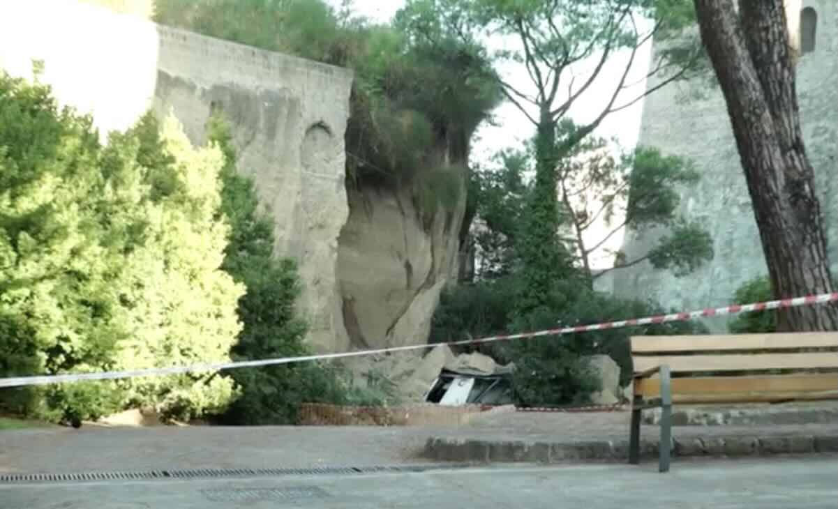 Castel Sant'Elmo riapre con percorso alternativo dopo il crollo del muro esterno