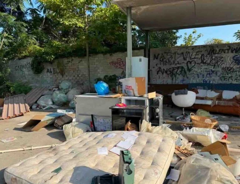 Castellammare, gli ingombranti restano in strada: i punti di raccolta trasformati in discariche