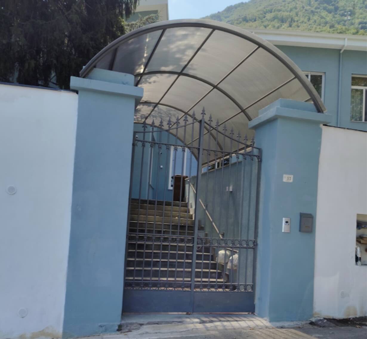 L'ingresso dell'asilo di via Fratte