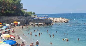 Castellammare, il «muro della vergogna» divide la spiaggia di Pozzano