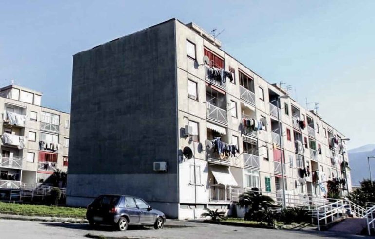 Castellammare, occupazioni abusive, morosità e sgomberi bloccati: il capitolo sugli alloggi che pesa sullo scioglimento del Comune