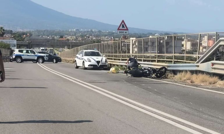 Castellammare, schianto mortale sul viadotto, indagato turista canadese: accertamenti sulla guida contromano