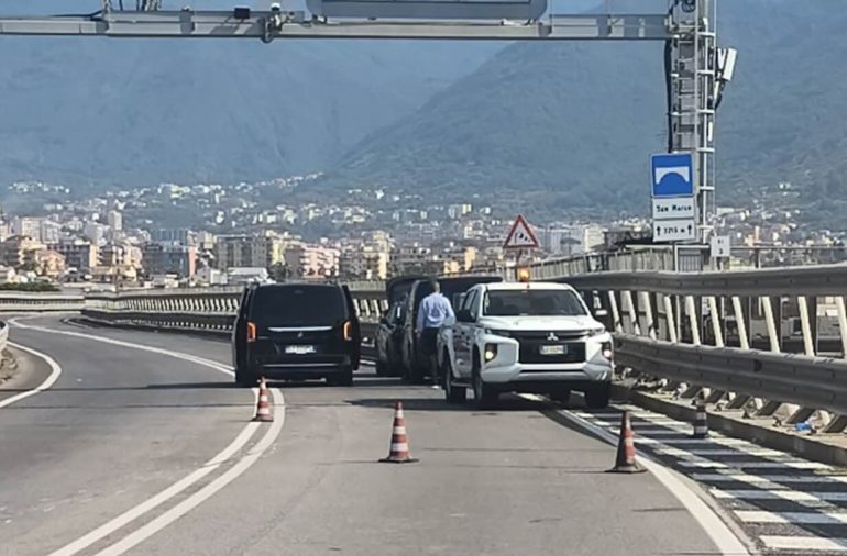 Castellammare, Van contromano sul raccordo travolge e uccide un motociclista