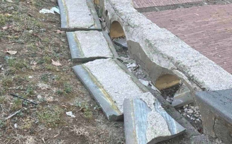 Cava de’ Tirreni, devastata la Villa comunale: il Comune dispone la chiusura serale