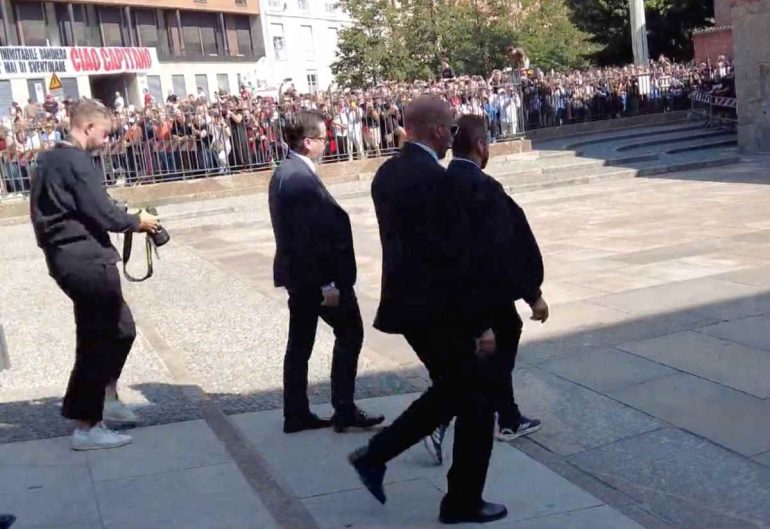 Addio a Franco Baresi, migliaia in piazza per il Capitano. E i tifosi del Milan attaccano ancora la proprietà