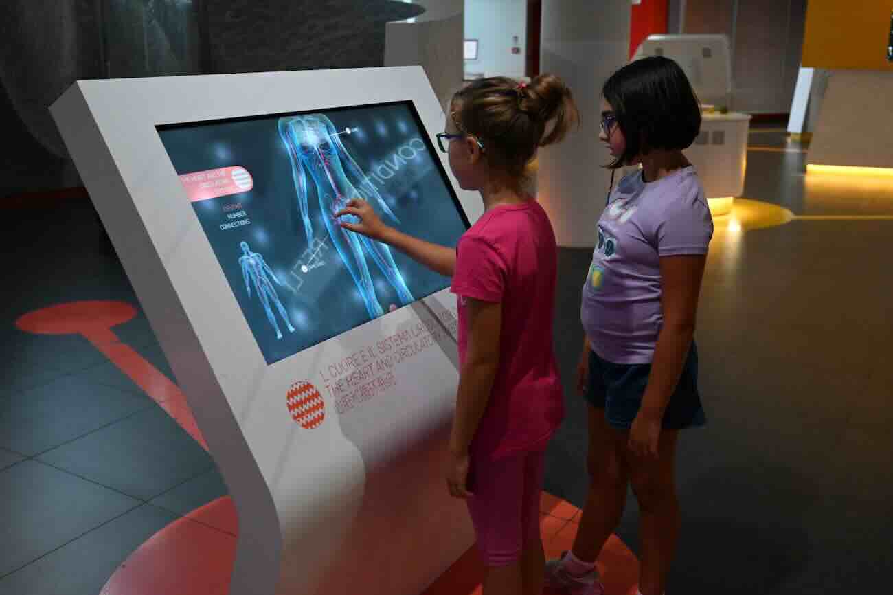 Città della Scienza: un’estate di scoperte interattive tra astronomia, anatomia e magnetismo