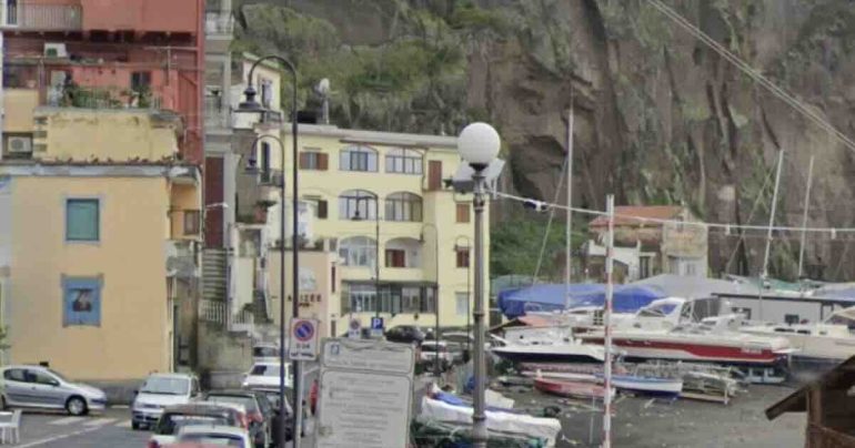 Cocaina per la Sorrento bene: blitz a Marina di Cassano, arrestato pusher napoletano