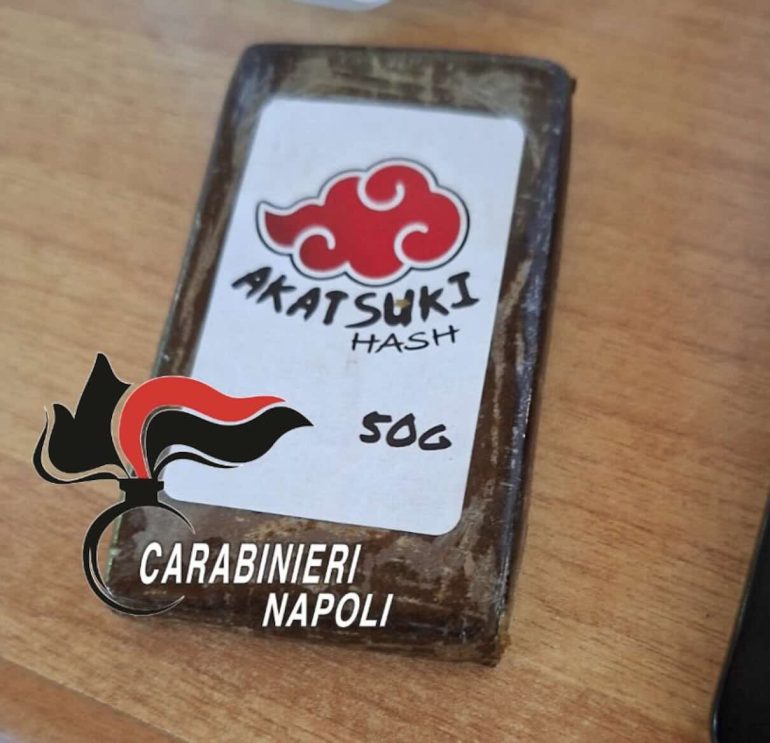 Da Capodimonte a Varcaturo, l’hashish ‘Akatsuki’ invade la provincia: arrestata una coppia