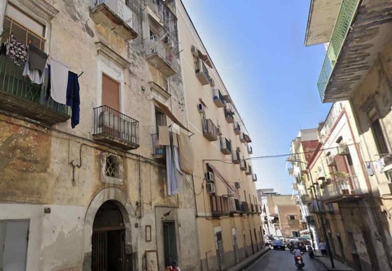 Dramma a Torre del Greco: dimentica il freno a mano e viene travolto dalla sua stessa auto