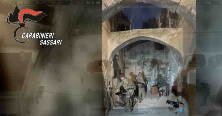 Da Napoli a Sassari con la droga nell’addome: arrestati 16 presunti trafficanti