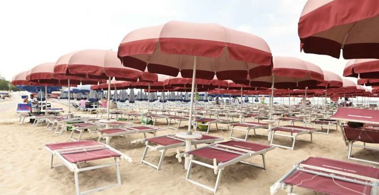 Due poliziotti salvano una giovane da un malore in spiaggia a Gaeta