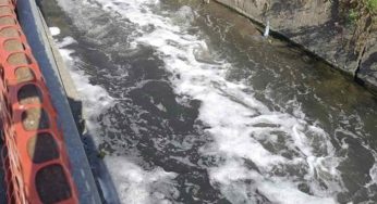 Emergenza inquinamento a Scafati: schiuma bianca e miasmi soffocano il fiume Sarno