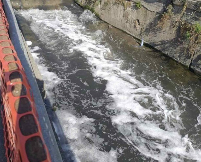 Emergenza inquinamento a Scafati: schiuma bianca e miasmi soffocano il fiume Sarno