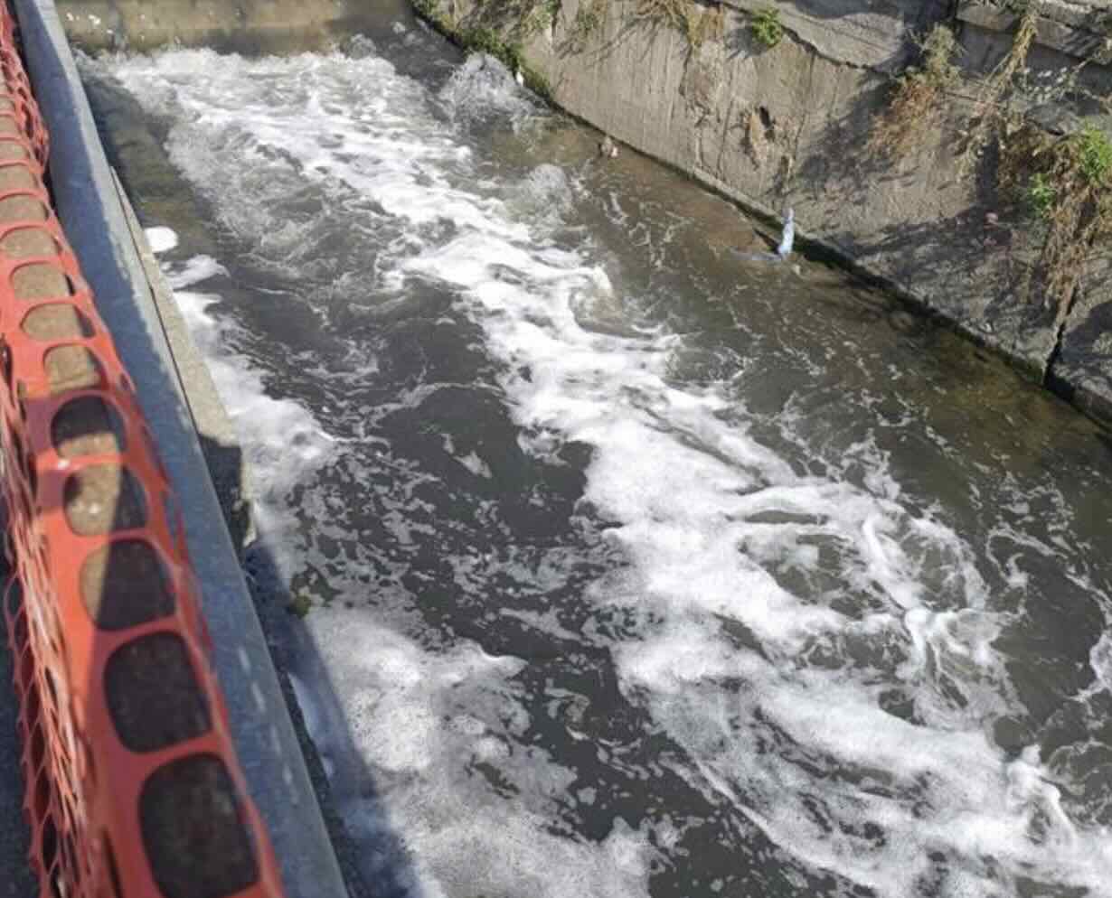 Emergenza inquinamento a Scafati: schiuma bianca e miasmi soffocano il fiume Sarno