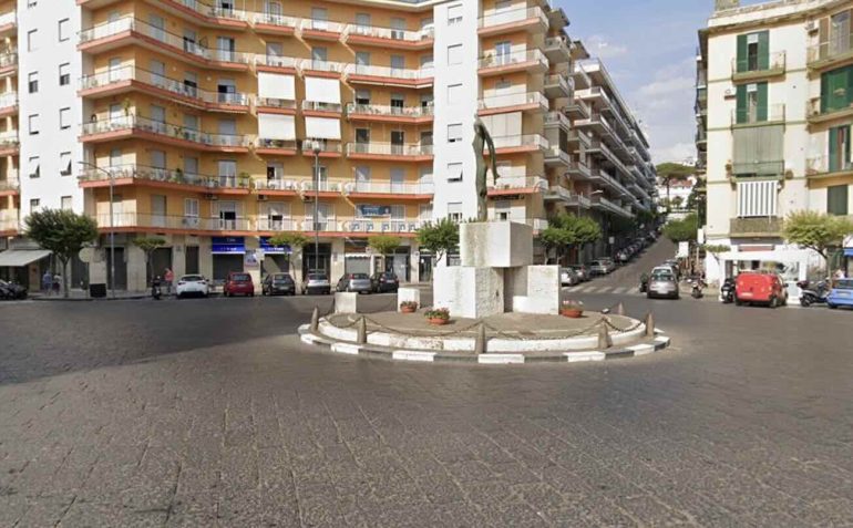 Ercolano, giovane accoltellato in una maxi rissa in piazza Trieste