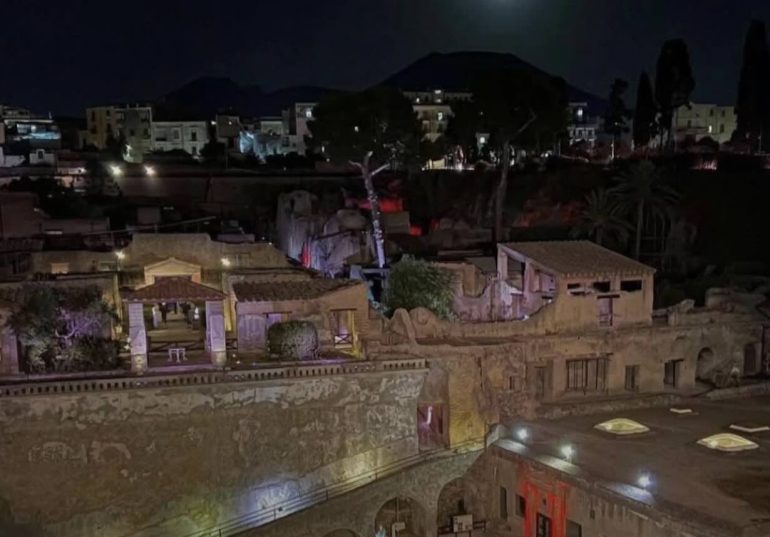 Ercolano, minaccia di lanciarsi sulle rovine da 30 metri d’altezza: salvato dai Carabinieri