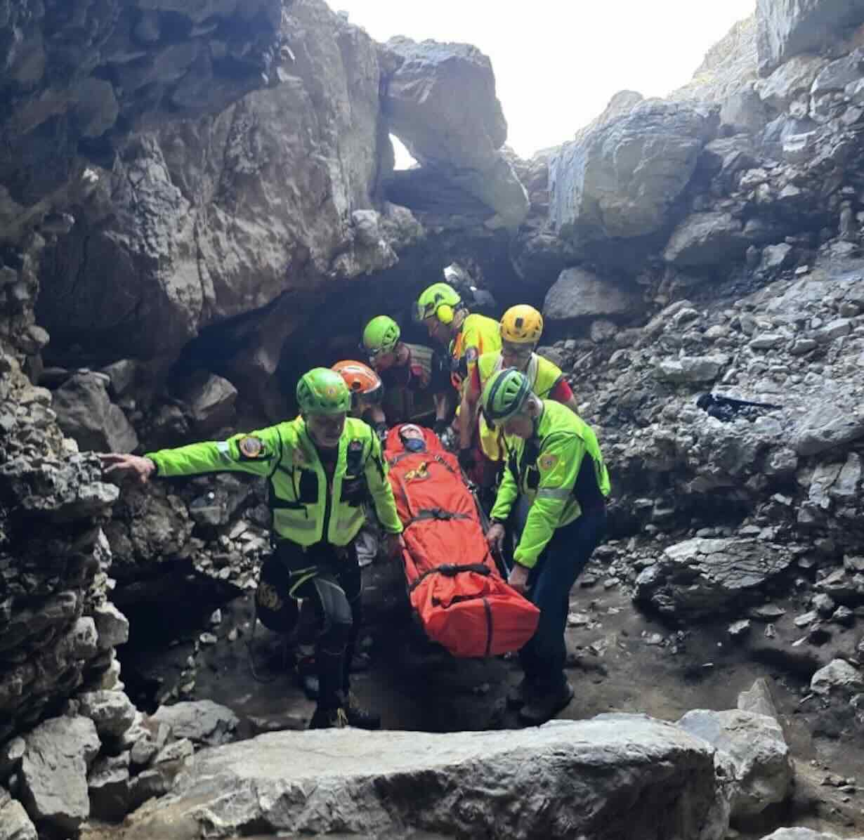 Intervento di elisoccorso per un escursionista caduto nella Grotta di Minerva