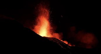 Etna, fontana di lava dalla Voragine: nube verso Sud-Est e voli dirottati