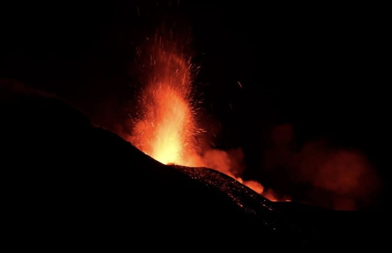 Etna, fontana di lava dalla Voragine: nube verso Sud-Est e voli dirottati