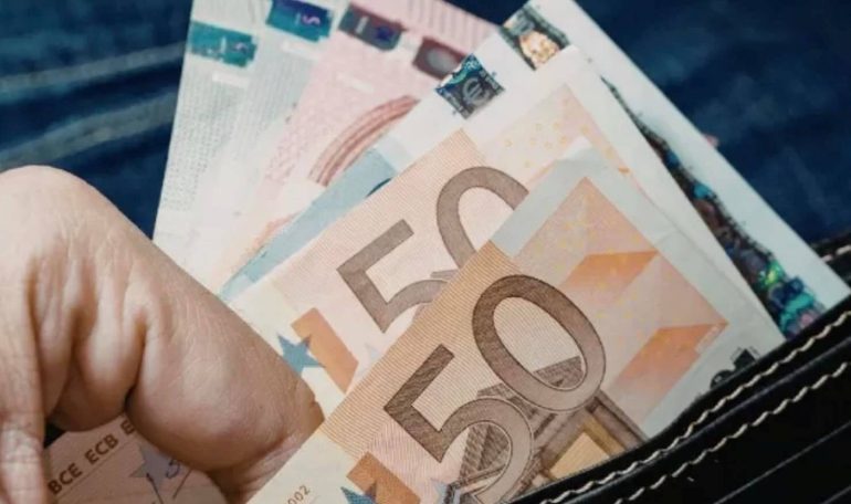 Falsificavano euro e valute africane vendendoli via Telegram: cinque misure cautelari e due stamperie sequestrate
