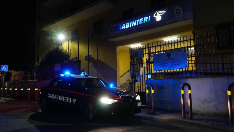 Fuga e inseguimento a Casaluce: denunciato 37enne con droga e coltello a serramanico