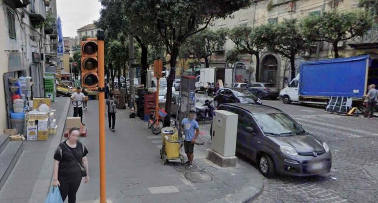Giallo a Napoli: donna trovata in strada con ferita alla testa