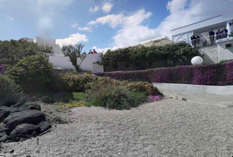 Giallo a Torre del Greco: trovato in strada ferito e morente