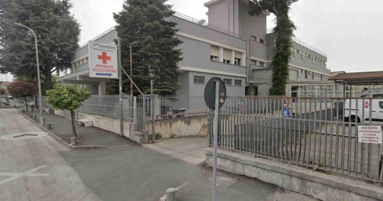 Giugliano, colpisce un’infermiera mentre soccorre un’anziana: arrestata 54enne