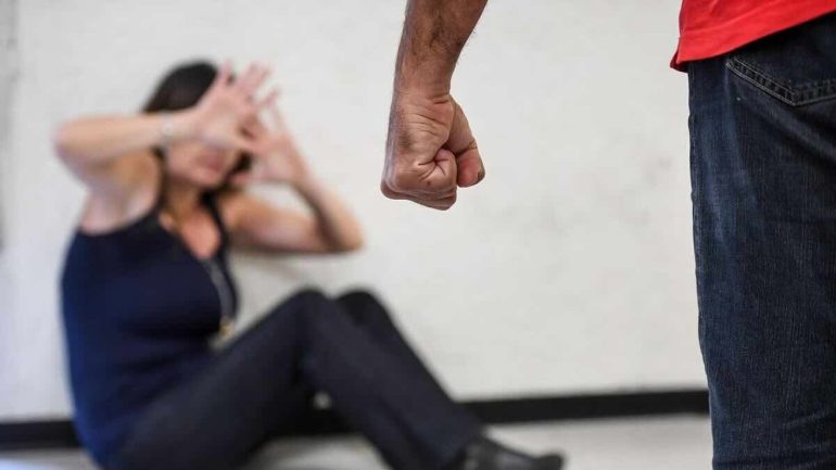 Gragnano, «Stupida»: 30enne ai domiciliari picchia la nonna e la mamma con una scopa. Arrestato