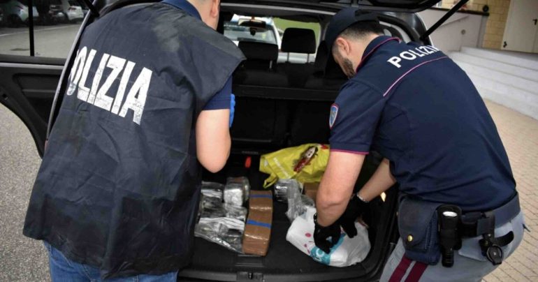 I panetti siglati MBF: arrestato corriere con 18 chilogrammi di hashish