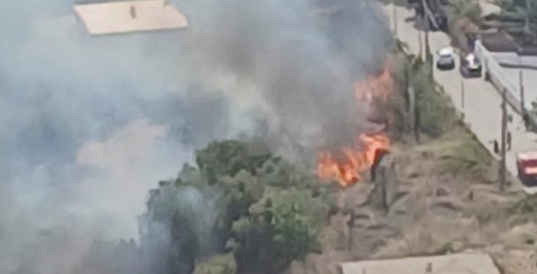 Incendio a Castellabate: fiamme minacciano le abitazioni in località San Cosimo