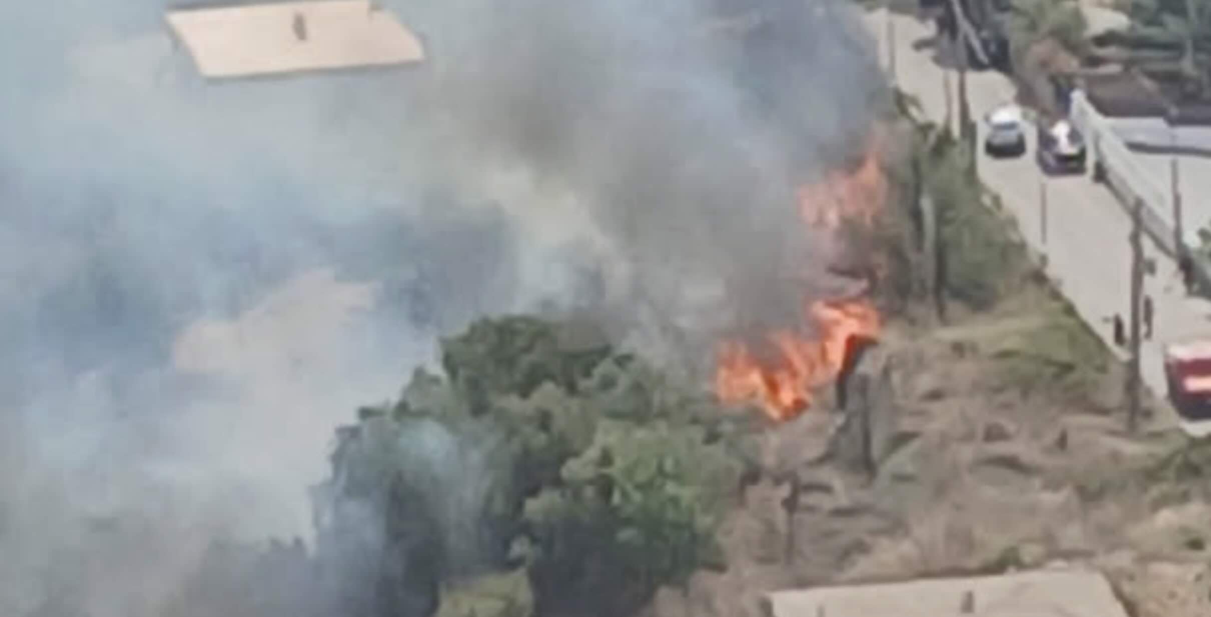 Incendio a Castellabate: fiamme minacciano ancora le abitazioni in località San Cosimo