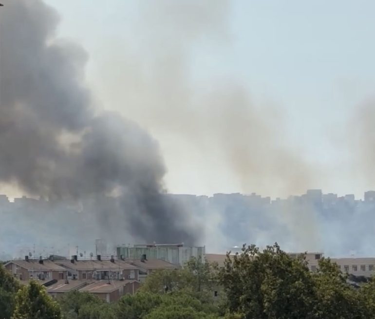 Incendio a Soccavo, nube di fumo nero visibile da chilometri