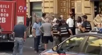 Incendio al Consiglio comunale di Napoli, distrutto il portone d’ingresso