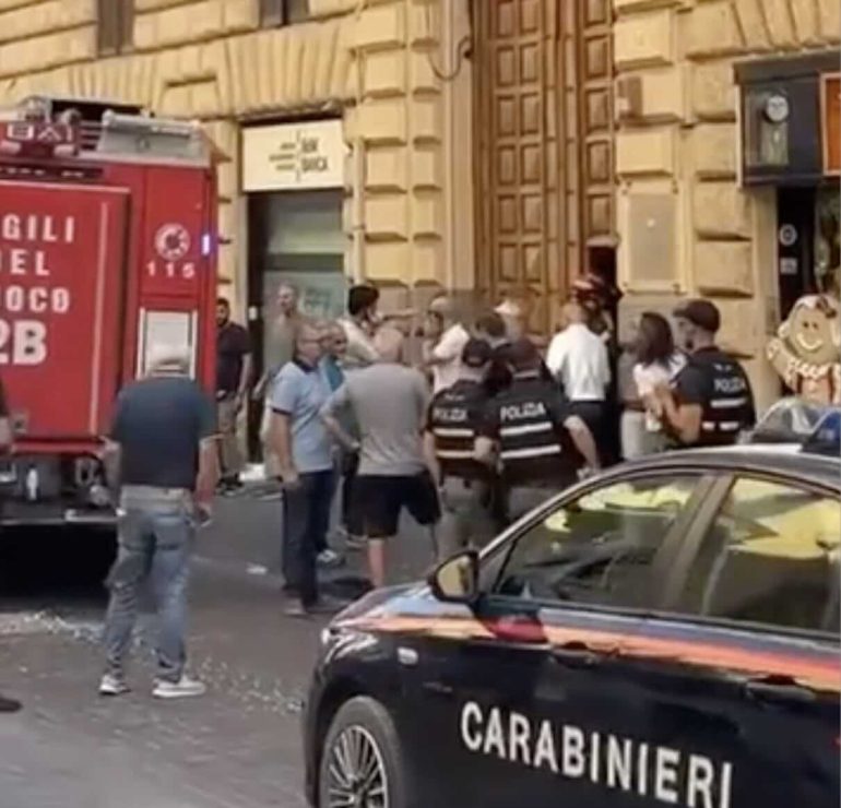 Incendio al Consiglio comunale di Napoli, distrutto il portone d’ingresso