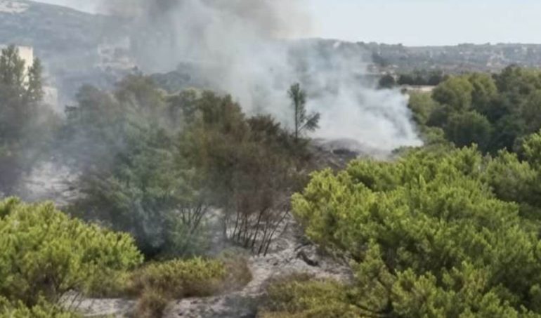 Incendio al Rione Traiano: chiuso temporaneamente il Parco Costantino