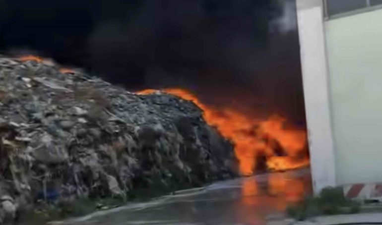 Incendio al sito di stoccaggio rifiuti di Airola: attivato il Centro operativo comunale