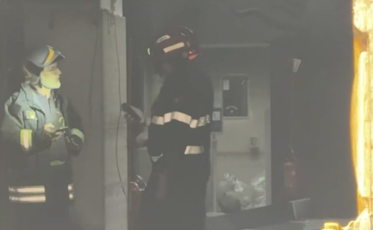 Incendio nella sede del Consiglio comunale di Napoli, nessun ferito: colpa del caldo record