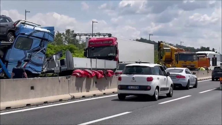 Incidente sulla A1: camion e 5 auto coinvolti, 7 Km di coda verso Napoli