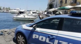 Ischia, aggredisce la moglie e accoltella il figlio intervenuto per proteggerla: arrestato 48enne
