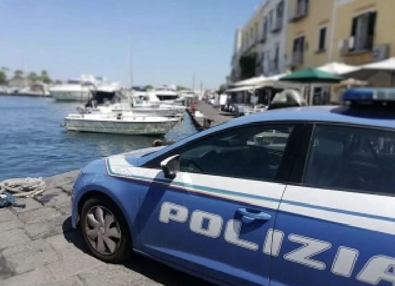 Ischia, aggredisce la moglie e accoltella il figlio intervenuto per proteggerla: arrestato 48enne