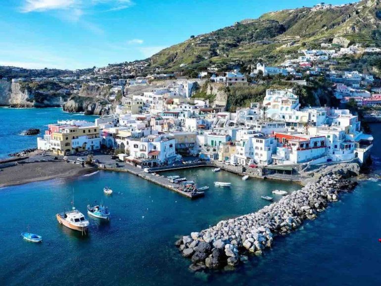 Ischia, anziani aggrediti in casa dopo il raggiro: la truffa finisce in rapina, arrestato