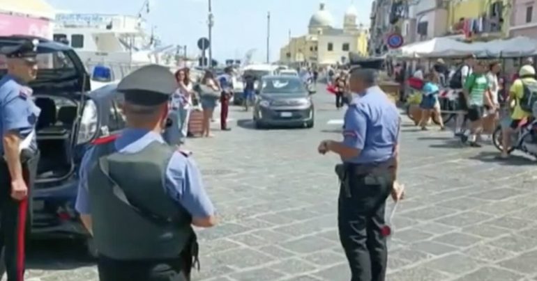Ischia, la vacanza fuorilegge del nipote del boss: ore contate per i suoi aggressori