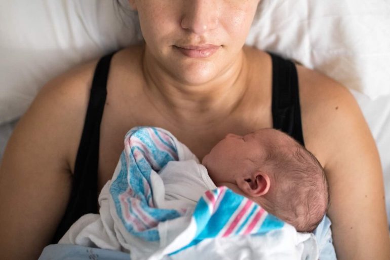 Italia, maternità sempre più tardiva: età media al parto supera i 33 anni e cresce il ricorso al cesareo