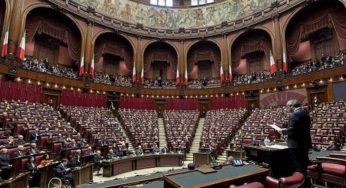 La Camera blinda le chat di Delmastro: bagarre in Aula tra proteste, accuse e scontro sulla memoria di Scalfaro e Borsellino