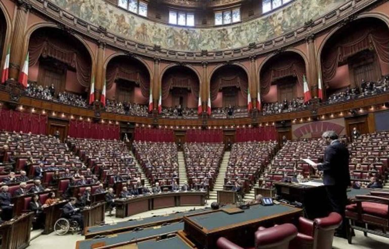 La Camera blinda le chat di Delmastro: bagarre in Aula tra proteste, accuse e scontro sulla memoria di Scalfaro e Borsellino