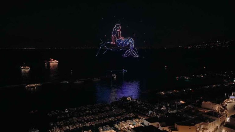 La Musa illumina il cielo di Capri: 500 droni raccontano l’anima dell’isola nella notte di San Lorenzo